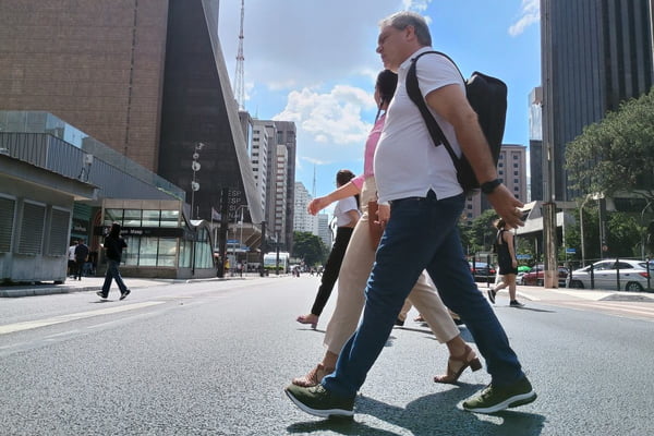 Imagem mostra pedestres caminhando - Metrópoles