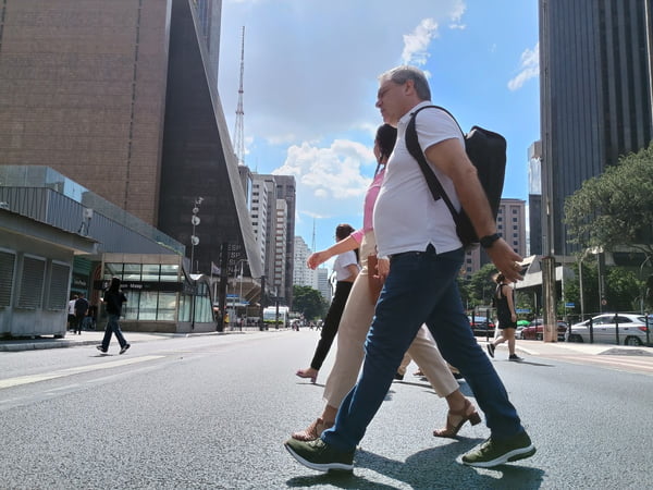 Imagem mostra pedestres caminhando - Metrópoles