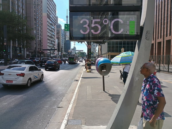 Termômetro de rua marca 35°C - Metrópoles
