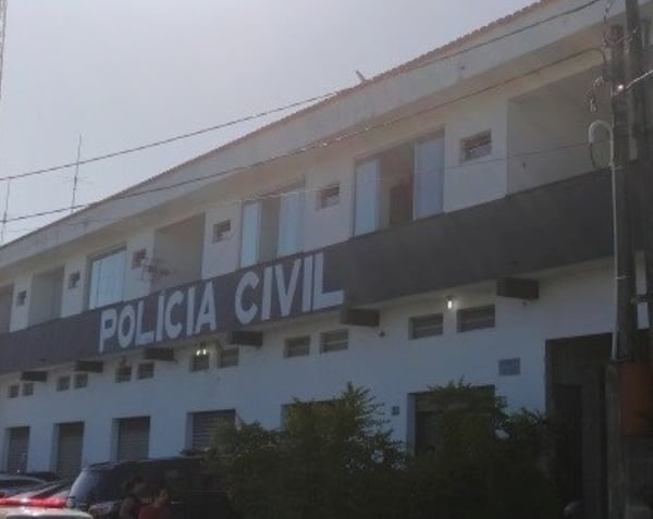 Imagem mostra fachada de delegacia de polícia em Itanhaém, no litoral - Metrópoles