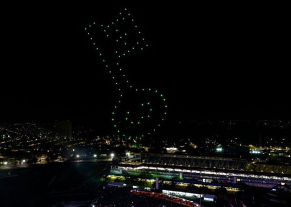 Imagem de show de drones - Metrópoles