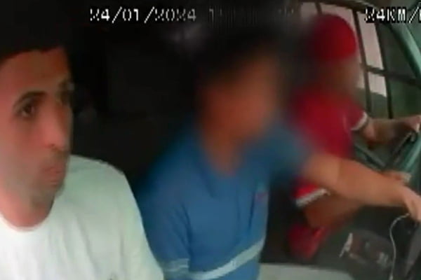 Imagem colorida de câmera de segurança mostra dois homens durante assalto a um caminhoneiro em Campinas. Os três estão dentro do veículo - Metrópoles