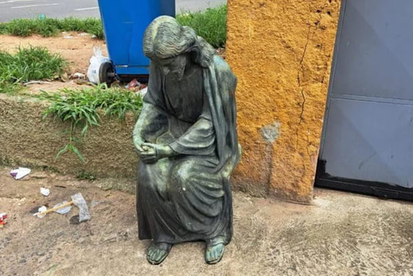 Imagem colorida de estátua de bronze que foi furtada de cemitério de Juiz de Fora (MG) - Metrópoles