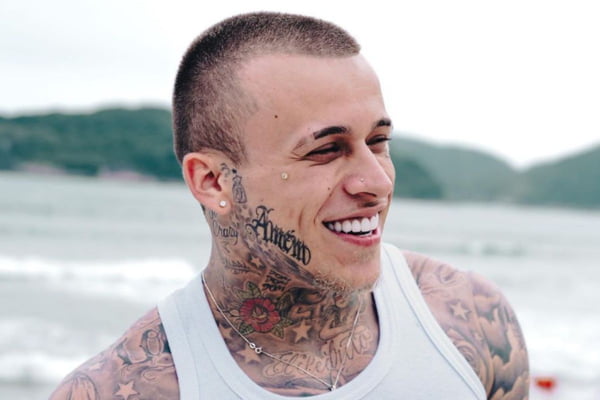 MC Pedrinho surpreende ao revelar valor de tatuagens pelo corpo