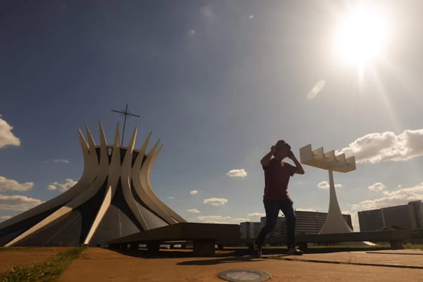 Pedestre, Catedral de Brasília e Sol - Metrópoles