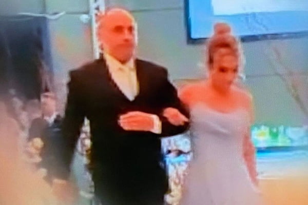 Imagem colorida mostra Alexandre Nardoni e Anna Carolina Jatobá em um casamento de amigos em São Paulo - Metrópoles