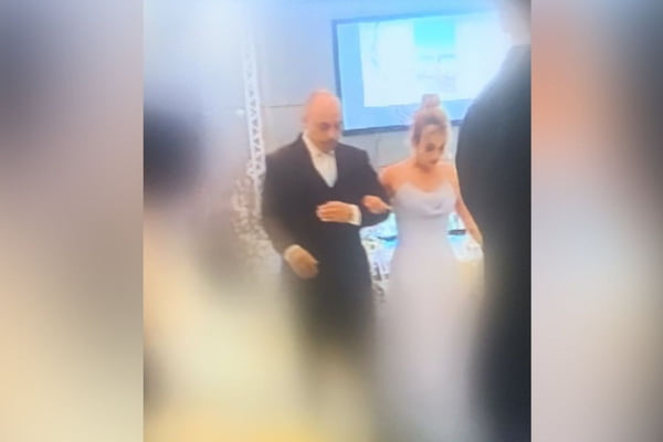 Imagem colorida mostra Alexandre Nardoni e Anna Carolina Jatobá em um casamento de amigos em São Paulo - Metrópoles