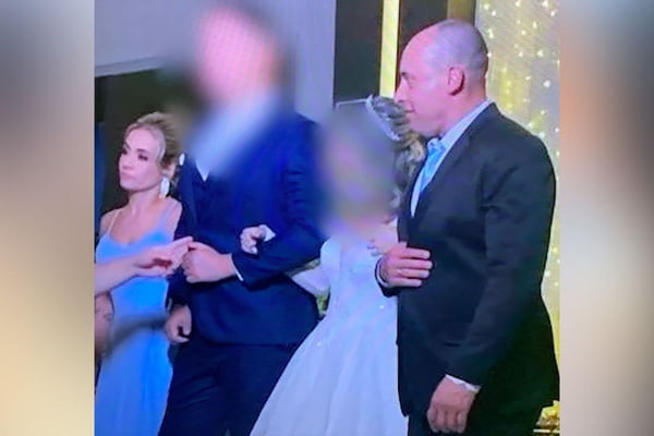 Imagem colorida mostra Alexandre Nardoni e Anna Carolina Jatobá em um casamento de amigos em São Paulo - Metrópoles