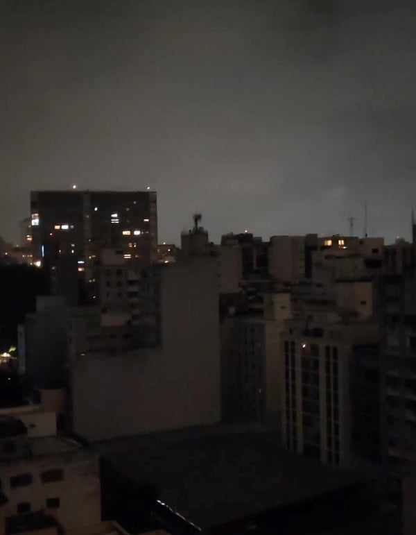 foto colorida de prédios às escuras durante apagão no centro; vista de um edifício da Rua Dr. Villanova, Vila Buarque - Metrópoles