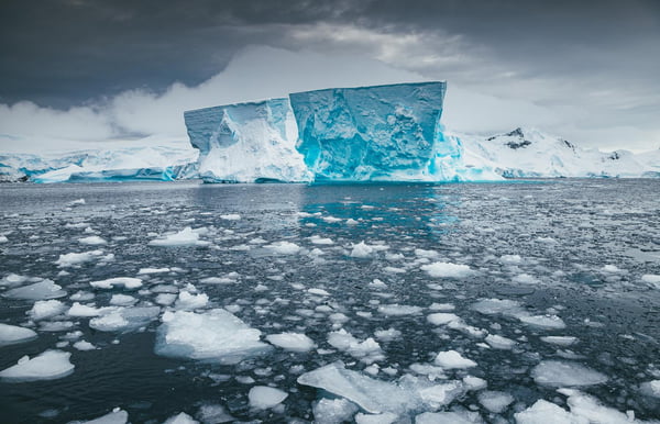 Imagem colorida de geleira - Metrópoles