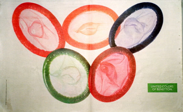 Arco Olimpíadas formado por preservativos - Metrópoles