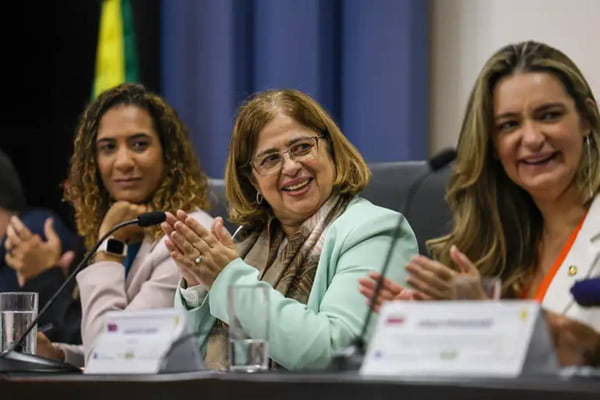 Foto colorida das ministras Cida Gonçalves e Anielle Frente no lançamento do Plano de Ação do Pacto Nacional de Prevenção aos Feminicídios - Metrópoles