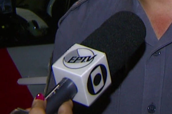 Imagem colorida mostra microfone com canopla com os logotipos da Globo e da EPTV