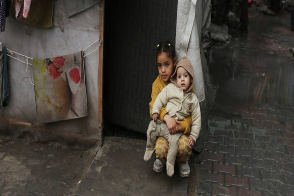 Imagem colorida de crianças na faixa de Gaza - Metrópoles