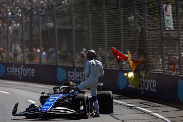 Alex Albon da Tailândia, piloto da Williams se acidenta em treino do Grand Prix da Australia ao Albert Park Circuit em 22de março de 2024