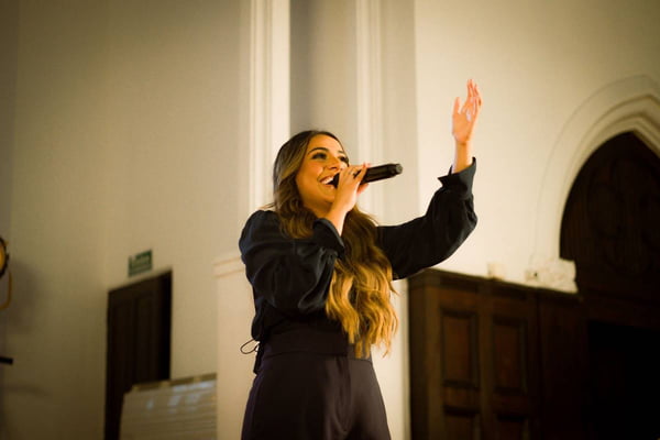 Foto colorida da cantora gospel Gabriela Rocha - Metrópoles