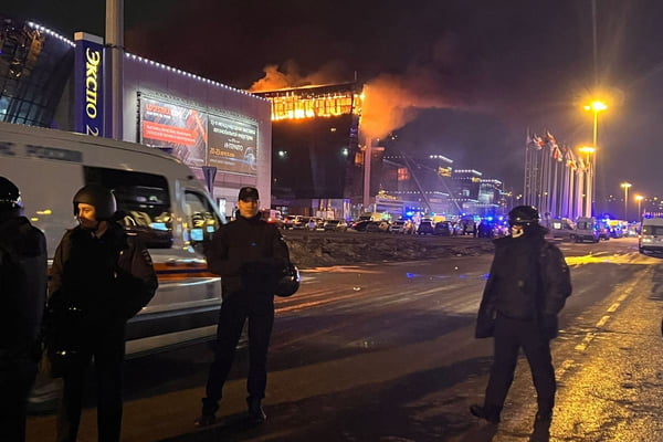 Foto colorida do local do atentado em Moscou - Metrópoles