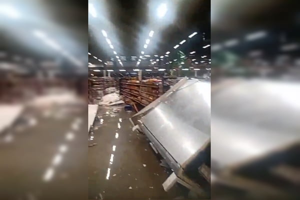 Imagem colorida de parte do teto que desabou em supermercado no Paraná