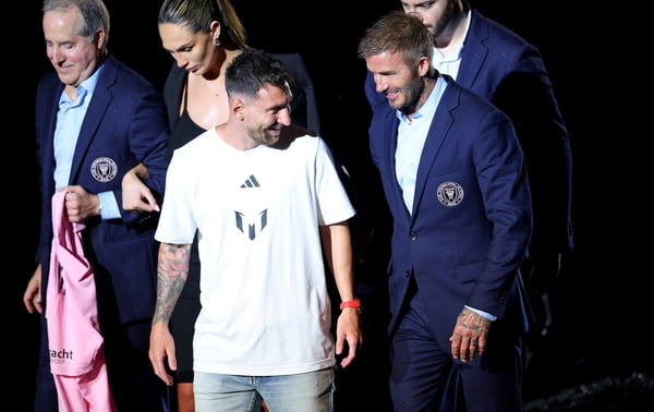 Foto colorida de Messi e Beckham - Metrópoles