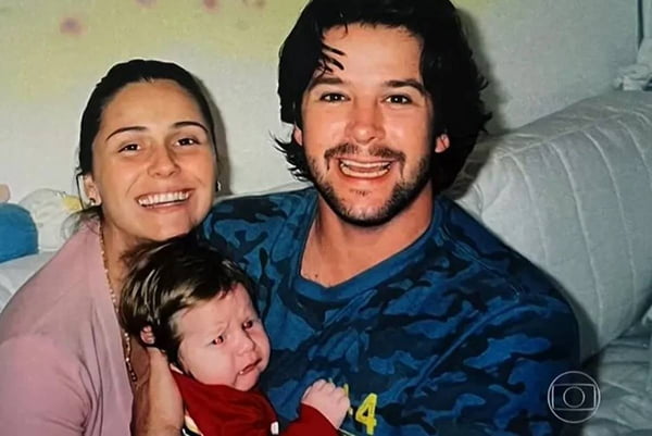 Foto colorida de Murilo Benício e Giovanna Antonelli com o filho - Metrópoles