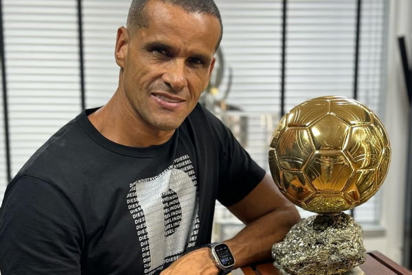 Ex-jogador Rivaldo Ferreira posa ao lado de uma das taças - Metrópoles