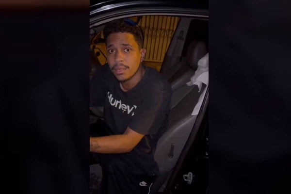 Homem preso após atropelar bebê no DF. Jovem, de camiseta preta, dentro de carro, olha para a câmera - Metrópoles