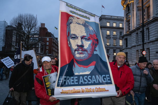 Pessoas protestam contra a extradição de Julian Assange, fundador do WikiLeaks - Metrópoles
