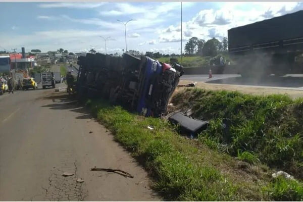 Imagem colorida de acidente que ocorreu no Paraná - Metrópoles