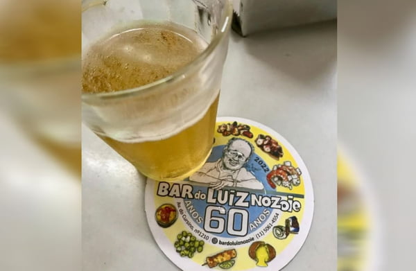 foto colorida de chope e bolacha do bar do Luiz Nozoie, no Bosque da Saúde, em SP - Metrópoles