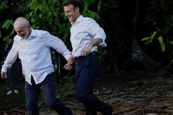 Presidente do Brasil e da França caminhando em Belém - Metrópoles