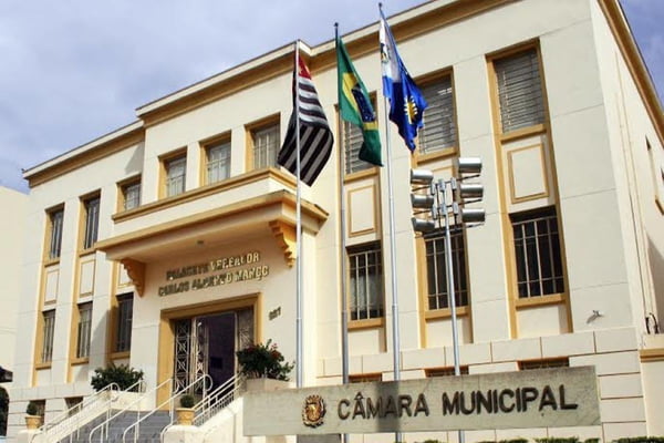 Imagem colorida mostra a fachada da Câmara Municipal de Araraquara, no interior de São Paulo - Metrópoles