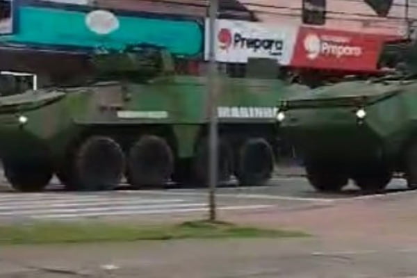 Imagem colorida de tanques de guerra nas ruas de Guarujá. Metrópoles