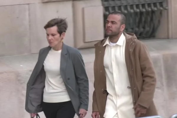 Imagem de Daniel alves e advogada andando em frente à tribunal em barcelona