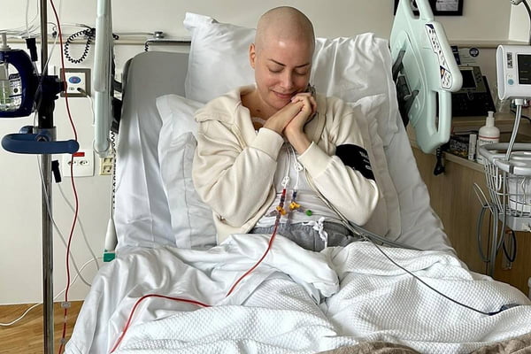 foto colorida de Fabiana Justus em cama de hospital emocionada - metr&oacute;poles