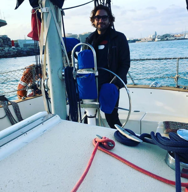 Imagem colorida de Raul Pelegrin durante viagem em Barcelona - Metrópoles