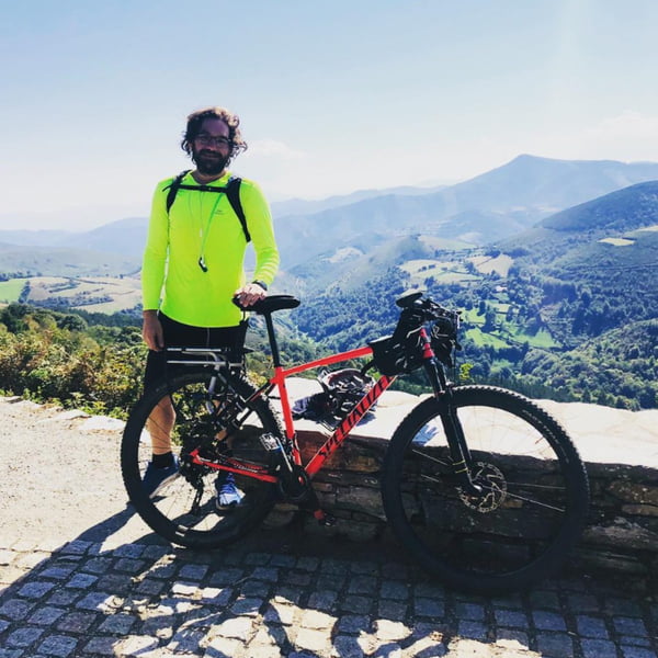 Imagem colorida de Raul Pelegrin durante viagem na Espanha - Metrópoles