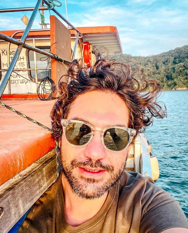 Imagem colorida de Raul Pelegrin durante viagem na Ilha do Mel (PR) - Metrópoles