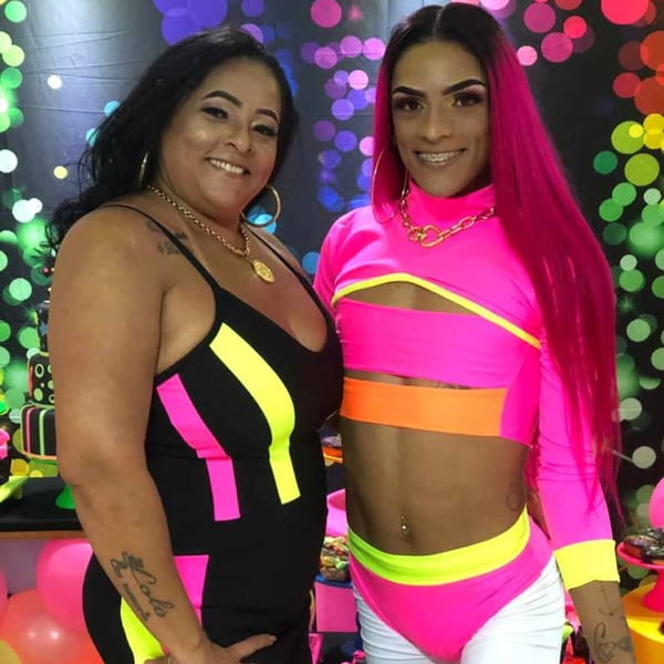 Samara Mapoua e a mãe, Drika, posam com roupas neon - Metrópoles