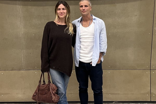 Giovanna Ewbank e Bruno Gagliasso posam na saída do teatro - Metrópoles