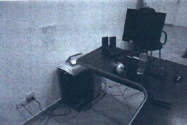 tarcísio demite carcereiro Imagem em preto e branco de mesa, com tela do computador em cima e CPU no chão - Metrópoles