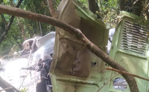 foto colorida de destroços de avião que caiu na Serra do Japi (SP)
