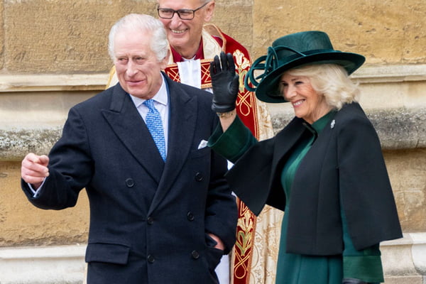 Rei Charles II acena para multidão