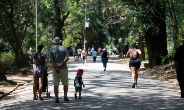 foto colorida de paulistanos caminhando em parque em dia de calor em SP - Metrópoles