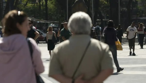 foto colorida de idosos caminhando pelo centro de SP - Metrópoles