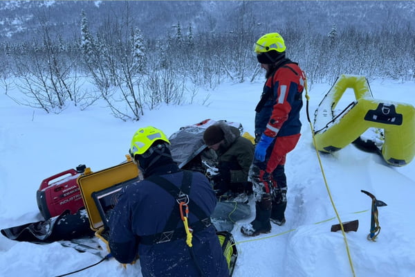 Imagem colorida mostra equipes de resgate que localizaram mulher que caiu em lago congelado - Metrópoles