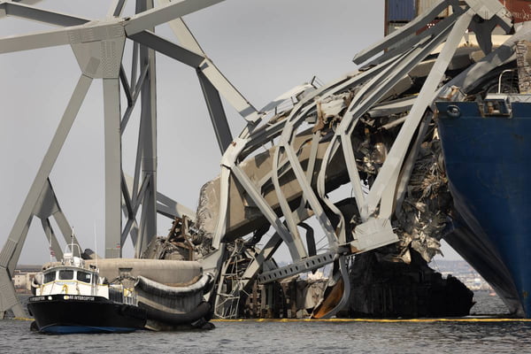Foto colorida da remoção de destroços da ponte Francis Scott Key, em Baltimore - Metrópoles