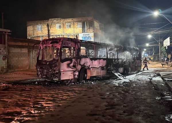 Imagem colorida de ônibus pegando fogo