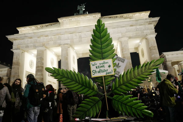 Os entusiastas da cannabis fumam baseados legalmente no Portão de Brandemburgo, pouco depois da meia-noite de 1º de abril de 2024, em Berlim, Alemanha maconha - Metrópoles