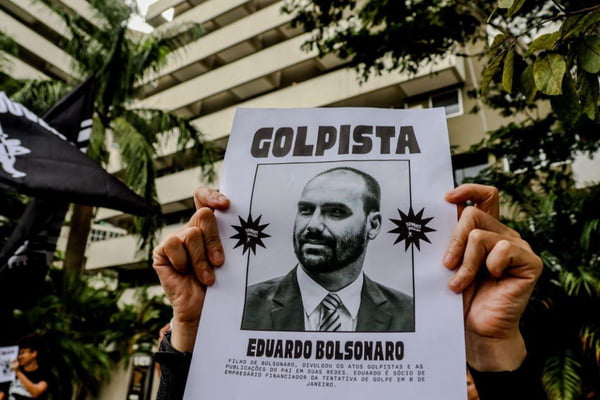 Deputado Eduardo Bolsonaro é alvo de protesto nesta segunda-feira, 1º de abril