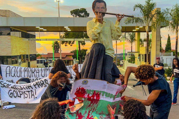 Protesto do Levante Popular da Juventude em frente do condomínio Ville de Montagne, onde mora o ex-presidente Jair Bolsonaro em Brasília